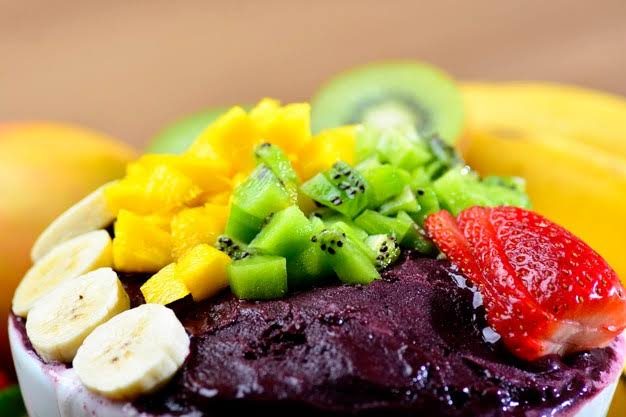Bowl de açaí Triboo com morango, kiwi, banana e manga
