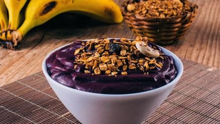 Bowl de açaí com granola crocante