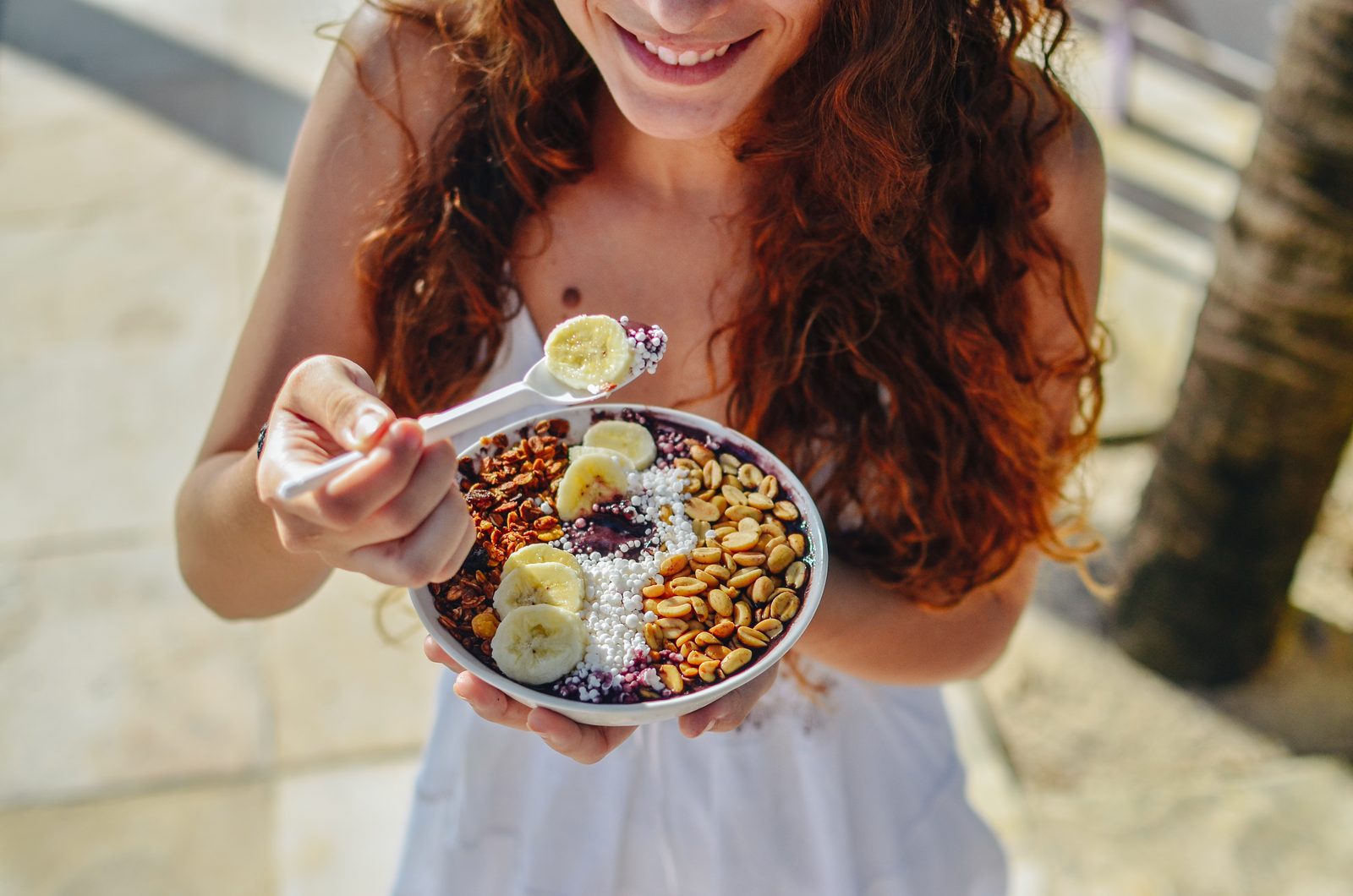 Cliente saboreando um bowl de açaí Triboo